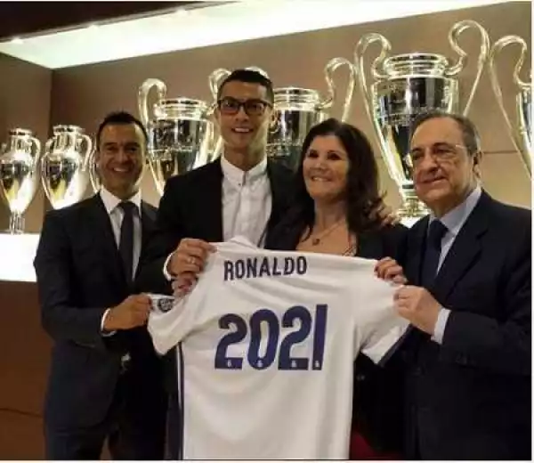 Cristiano Ronaldo Signs 500,000 Pounds Per Week Contract with Real Madrid (Photos)